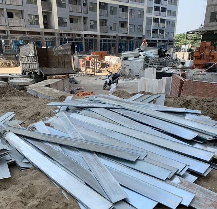 Phế liệu nhôm định hình tại công trình tháo dỡ ở Hà Nội