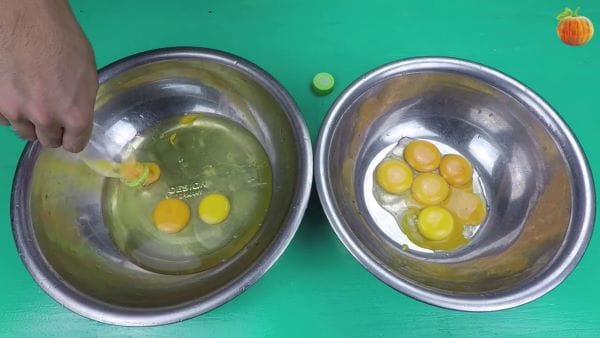 Tách lòng đỏ trứng bằng chai nhựa