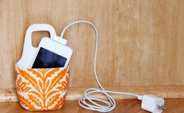 Tạo giá đỡ điện thoại từ chai nhựa
