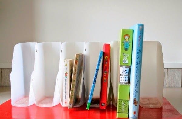 Tạo giá sách từ chai nhựa