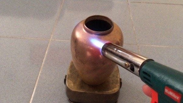 Cách nhận biết đồng đổi màu bằng lửa có nhiệt độ cao