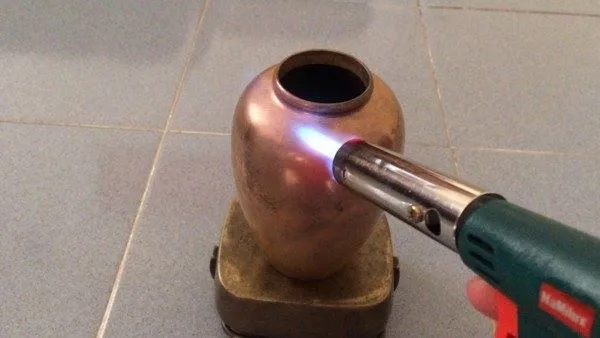 Cách nhận biết đồng đổi màu bằng lửa có nhiệt độ cao
