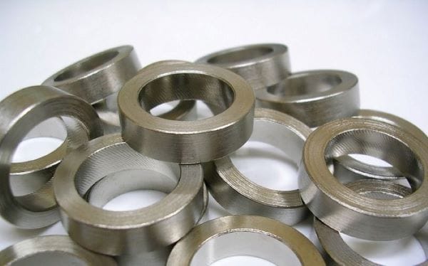 Dùng nam châm kiểm tra
