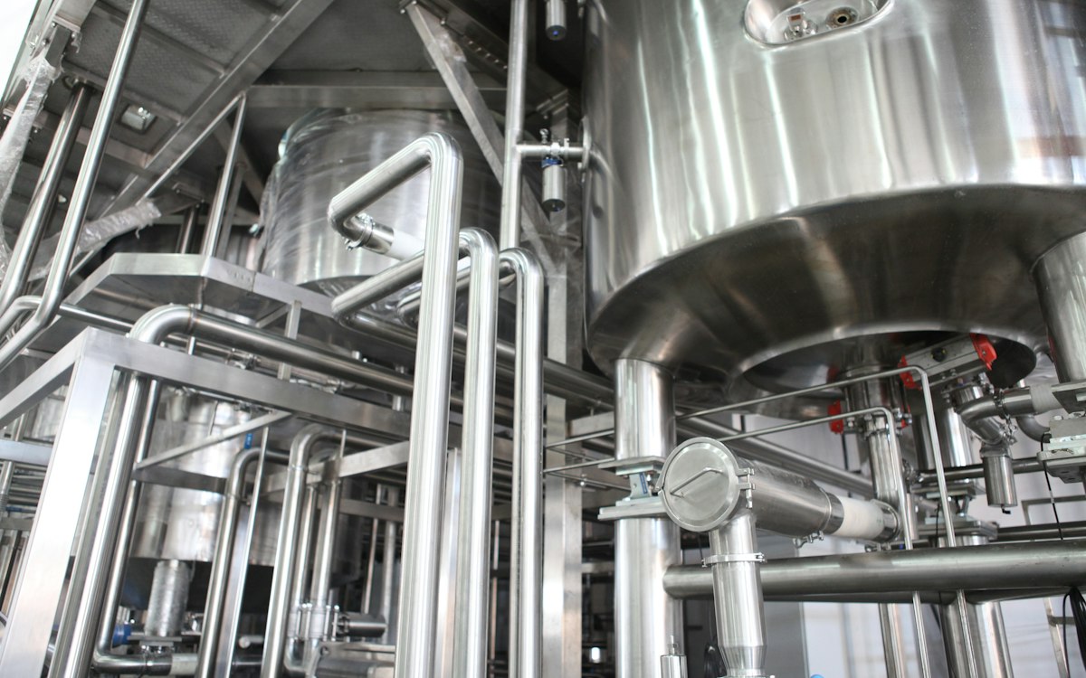 Hệ thống thiết bị inox trong nhà máy