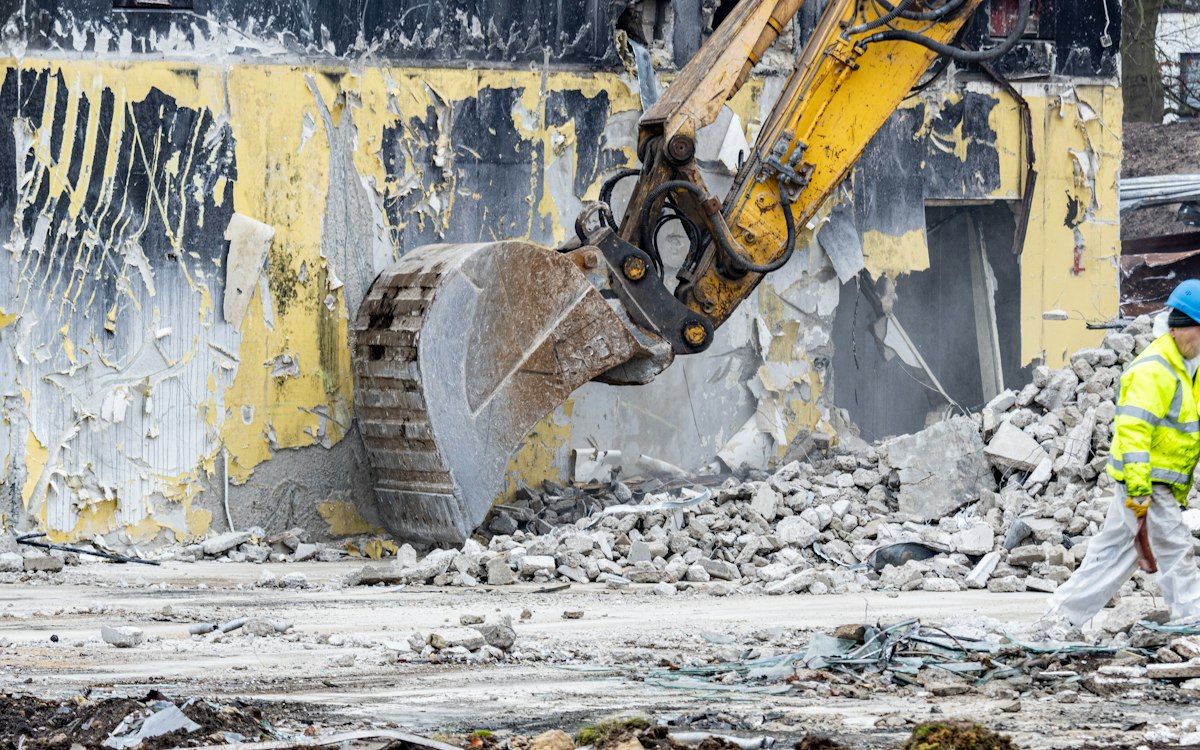 Thu mua phế liệu nhà xưởng Hòa Bình - máy xúc phá dỡ công trình